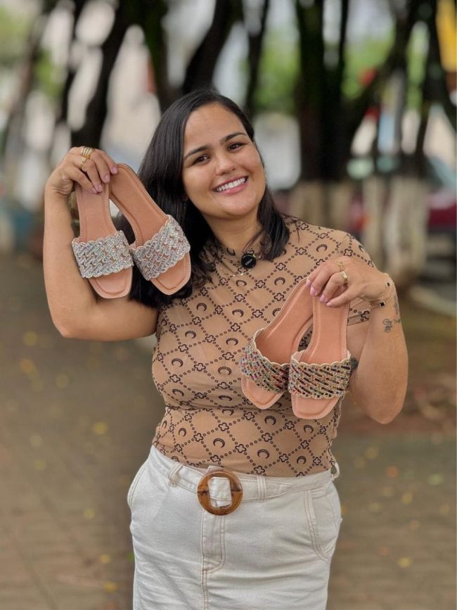 thais-representacoes-calcados-vendedora