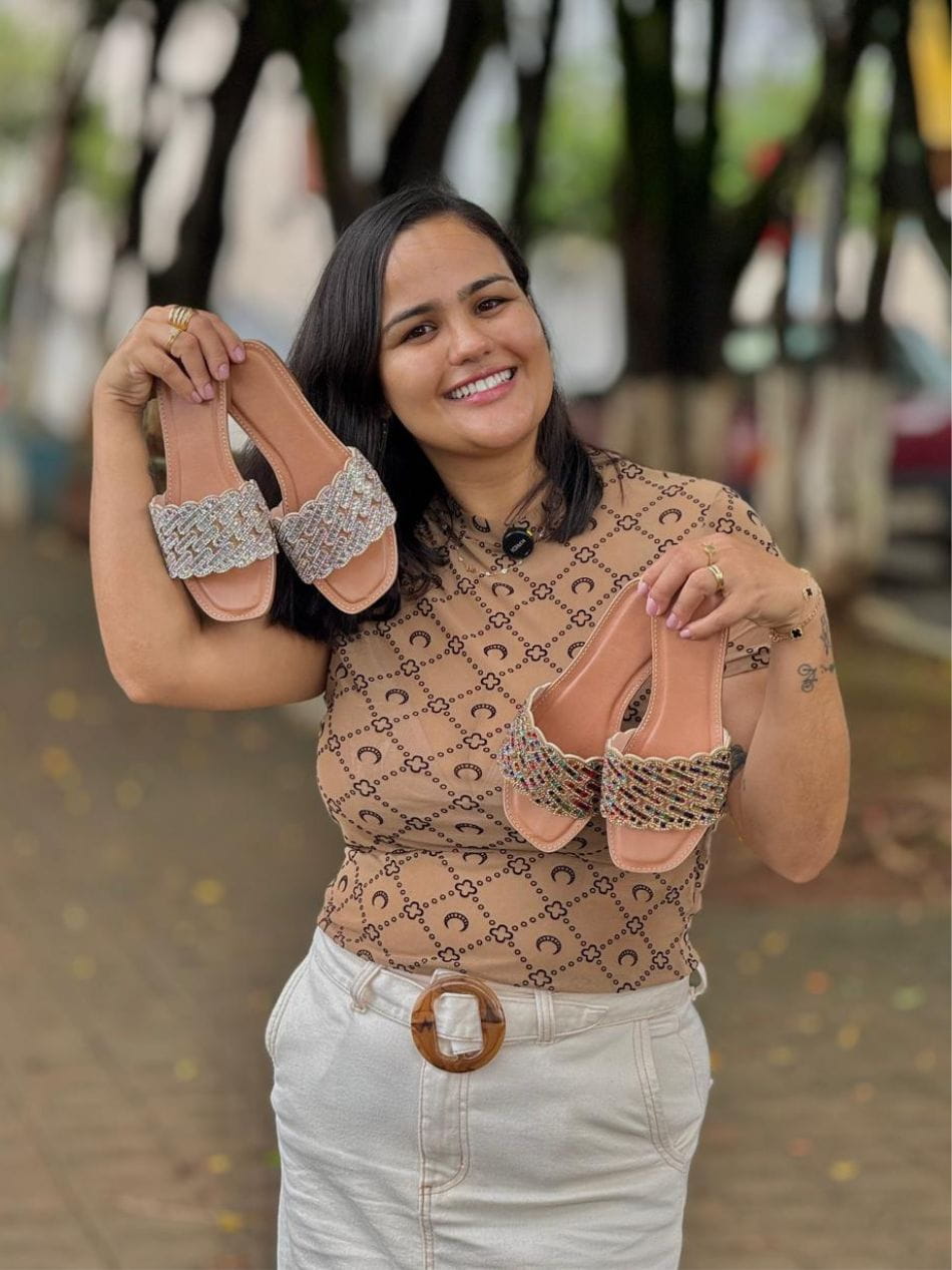 thais-representacoes-calcados-vendedora